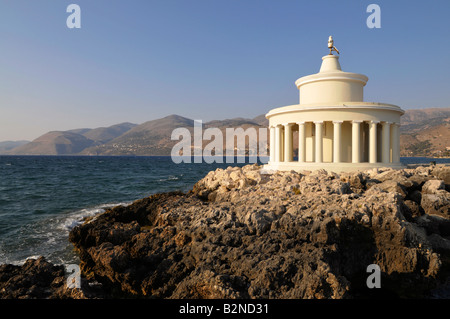 Le Agios Theodoros phare à l'entrée de la baie d'Argostoli. Cephallonia, Grèce Banque D'Images