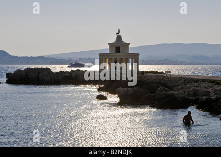 Le Agios Theodoros phare à l'entrée de la baie d'Argostoli. Cephallonia, Grèce Banque D'Images