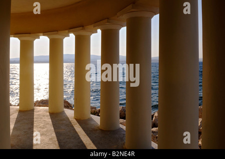 Le Agios Theodoros phare à l'entrée de la baie d'Argostoli, vu de l'intérieur de la rotonde, Cephallonia, Grèce Banque D'Images