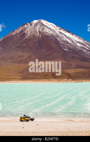 Le sud de la Bolivie Altiplano Laguna Verde voyage touristique 4x4 garé près de Laguna Verde et volcan Licancabur Banque D'Images