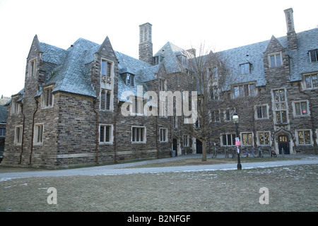 En l'article de Lockhart Hall à l'Université de Princeton. Les murs de pierre de couleur irréguliers multiples carrés avec vitrage Banque D'Images