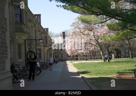 Côté de Blair hall avec un peu d'étudiants et des vélos dans les casiers à l'extérieur. L'Université de Princeton. Banque D'Images