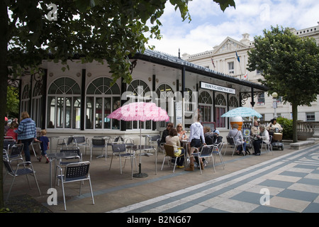 Southport Merseyside England UK Visiteurs Juillet jardins en ville Café sur Lord Street Banque D'Images