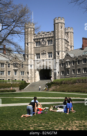 L'Université de Princeton. La tour à Blair Hall à partir du côté sud de l'ensemble du quadrilatère herbeux avec un groupe d'étudiants Banque D'Images