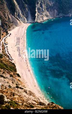 Regardant vers le bas sur la plage de Myrtos, dans le Nord de Cephallonia Grèce Banque D'Images