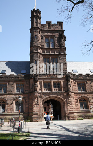 Grande porte de tourelles sur le côté ouest de l'Orient Pyne Hall, l'Université de Princeton. Banque D'Images