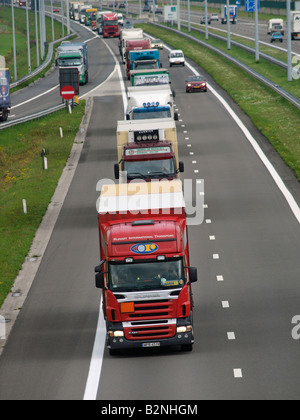 Longue file de camions circulant au nord vers la Hollande à l'E19 près de la frontière à Hazeldonk Belgique Banque D'Images