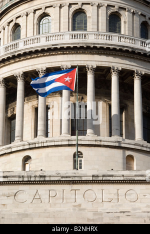 Drapeau national cubain sur le Capitolio dans La Habana Vieja Cuba La Havane Banque D'Images