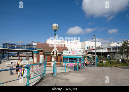 Southport Merseyside England UK Mars Voir le long du lac marin à l'avant Funland amusement center et le début de la jetée Banque D'Images