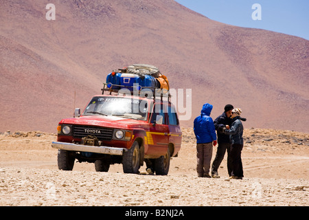 La Bolivie Altiplano sud touristique Laguna Verde et 4x4 Jeep garée près de Laguna Verde Banque D'Images