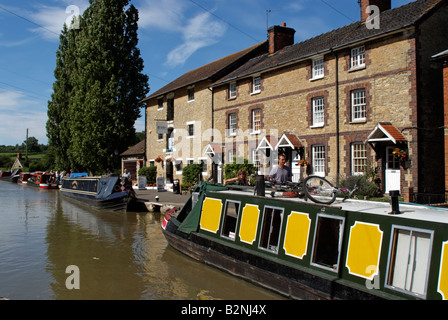 Narrowboats à Stoke Bruerne Grand Union Canal Northamptonshire Angleterre Banque D'Images