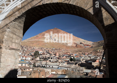 Vue à travers une arche de l'argent hill Cerro Rico qui domine la ville de Potosi en Bolivie. Banque D'Images