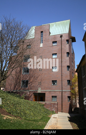 Feinberg Hall. Grand bâtiment en briques rouges de l'domatory avec toit en pente raide. Ivy bank sur la gauche et ouvert aux piétons jusqu'au bâtiment. Banque D'Images
