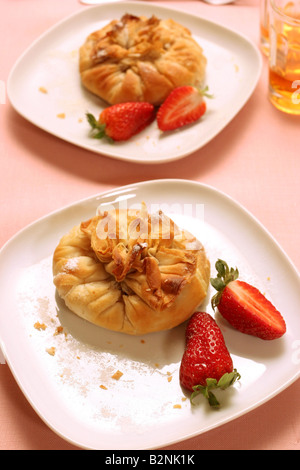 Sac avec pâte feuilletée crème aux fraises, Italie Banque D'Images