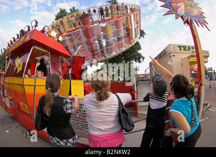 Regarder les gens spinning fairground ride Bristol harbour festival Banque D'Images