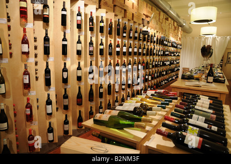 Les bouteilles de vin exposée sur un casier à vin en bois dans un magasin Bilbao Espagne Banque D'Images