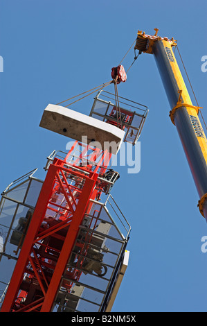 Grue levage hydraulique contrepoids en béton jusqu'à la plate-forme de grue à tour sur UK Banque D'Images