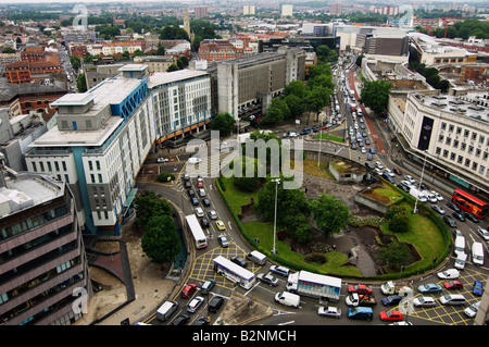 Vue aérienne à la recherche vers le bas sur le trafic et de St James Barton roundabout Bristol UK Banque D'Images