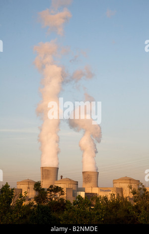 Centrale nucléaire du Tricastin dans la vallée du Rhône Drome France Europe UE, les tours de refroidissement de la fumée dans l'air emiting Banque D'Images