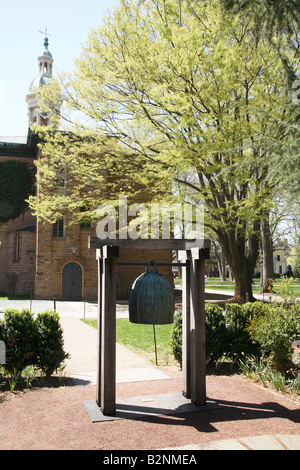 Grosse cloche de bronze à l'entrée du jardin du souvenir avec cour et Nassau Hall en arrière-plan. Banque D'Images