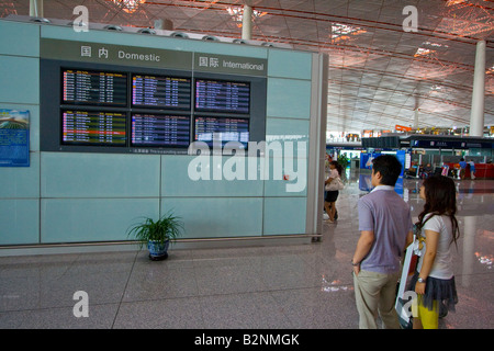 Conseil de l'horaire d'un le nouveau Terminal 3 Aéroport international de Pékin Banque D'Images