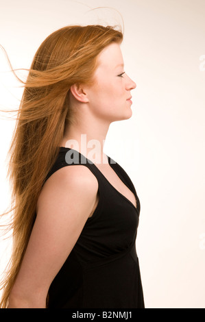 De 19 ans aux cheveux rouges english welsh slim écossais irlandais adolescente de profil avec les cheveux balayés par le Royaume-Uni Banque D'Images