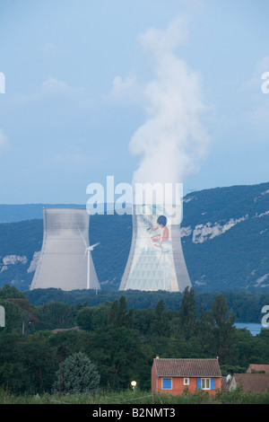 Nuclear power plant Cruss Meysse dans la vallée du Rhône à l'aube Montelimar France Europe UE, les tours de refroidissement emiting en fumée Banque D'Images