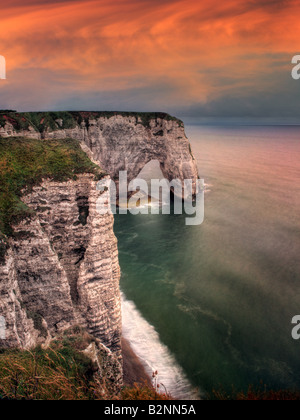 Une représentation de la falaise moody connu sous le nom de la Manneporte qui fait partie de l'autre autour d'Etretat en Haute-Normandie, France Banque D'Images