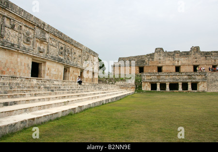 Quadrangle Nunnery ouest (à gauche) et au nord (à droite) les bâtiments, Uxmal Site Archealogical, Yucatan, Mexique Banque D'Images