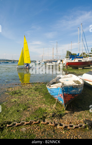 Bateau à voile jaune chez Dell Quay, West Sussex, UK Banque D'Images