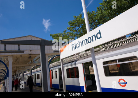 District Line train arrivant en gare Richmond Surrey TW10 United Kingdom Banque D'Images