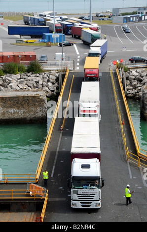 Les camions de monter à bord d'un ferry transmanche, Dieppe, France Banque D'Images