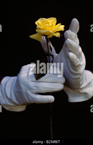 Mime tenant une rose jaune avec des gants blancs de l'État de Washington Seattle USA Banque D'Images