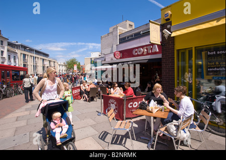 Les gens de café-prendre un verre Richmond Surrey TW10 United Kingdom Banque D'Images