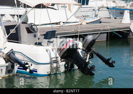 Costa Blanca Espagne ou lits jumeaux dua de moteurs hors-bord sur le bateau de marque Mariner Banque D'Images