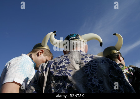 Rugby fans portant des helemts viking jouet à Rome pour les six nations championship Banque D'Images