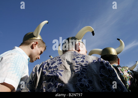 Rugby fans portant des helemts viking jouet à Rome pour les six nations championship Banque D'Images