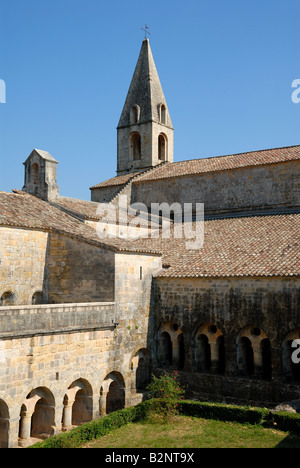 Cloître cistercien médiéval Le Thoronet dans southren France Banque D'Images