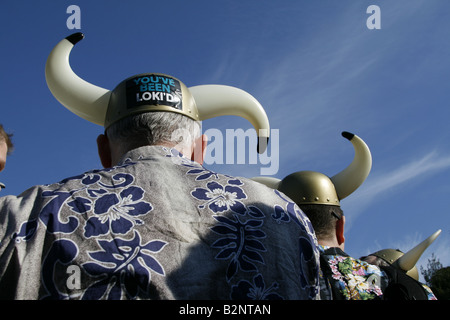 Rugby fans portant des helemts viking jouet à Rome pour les six nations championship Banque D'Images