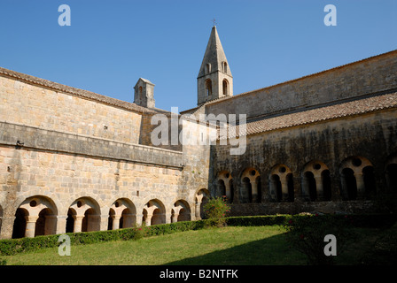 Cloître cistercien médiéval Le Thoronet dans southren France Banque D'Images