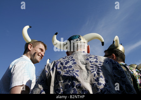Rugby fans portant des helemts viking jouet à Rome pour les six nations championship Banque D'Images
