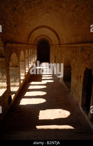 Cloître cistercien médiéval Le Thoronet dans southren France Banque D'Images