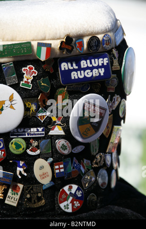 Rugb ventilateur avec badge sur hat à Rome pour le match des six nations Banque D'Images