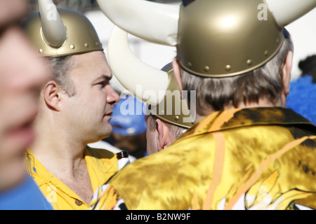 Rugby fans portant des helemts viking jouet à Rome pour les six nations championship Banque D'Images