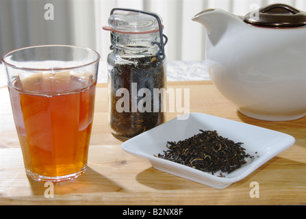 Verre de thé chaud, avec le thé noir en feuilles Banque D'Images