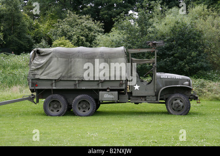 La Seconde Guerre mondiale, 2 camion de l'Armée avec une mitrailleuse montée sur la cabine, à un spectacle dans le Lancashire. Banque D'Images