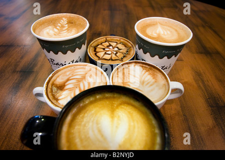 Des tasses avec latte art par Barista s Daily Grind propriétaire Ryan Dennhardt champion du monde de l'ultime défi pour Barista latte art Banque D'Images