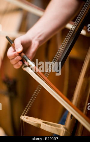 Joueur de violon basse Banque D'Images