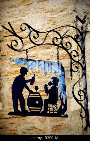 Dégustation de vin France panneau en fer forgé suspendu à l'extérieur de la petite cave rustique bourguignonne, invitant à la dégustation de vin. Bourgogne, France Banque D'Images