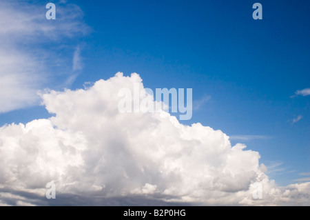 Nuages laineux nuages gris et bleu ciel Banque D'Images